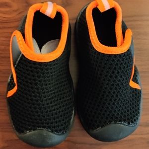 ***NWOT  Unisex Lightweight Breathable Knit Summer Shoes